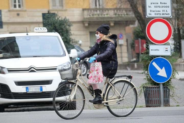 Mulher anda de bicicleta com máscara de proteção em Cremona, norte da Itália, devido à epidemia de coronavírus
Foto - Ansa Brasil