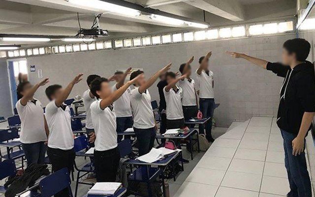 Estudantes fazem saudação nazista em sala de aula de escola particular no Recife e postam imagem nas redes sociais — Foto: Reprodução/Redes sociais