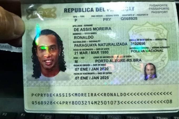 A imagem do passaporte paraguaio usado por Ronaldinho divulgada pela Polícia Nacional do Paraguai Twitter/Reprodução