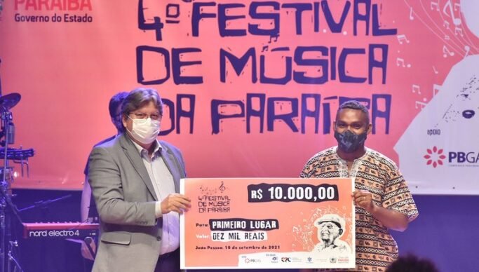 Joao-Azevedo-prestigia-finalissima-do-4°-Festival-de-Musica-da-Paraiba-e-entrega-premio-ao-vencedor-683x388