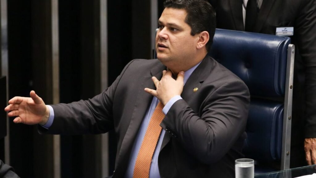 Presidente do Senado, Davi Alcolumbre, conversa com colegas antes do inicio da ordem do dia