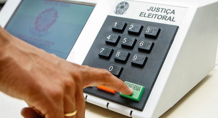 DemonstraÁ¿o do uso da urna eletrÙnica para as eleiÁ¿es de 2006.