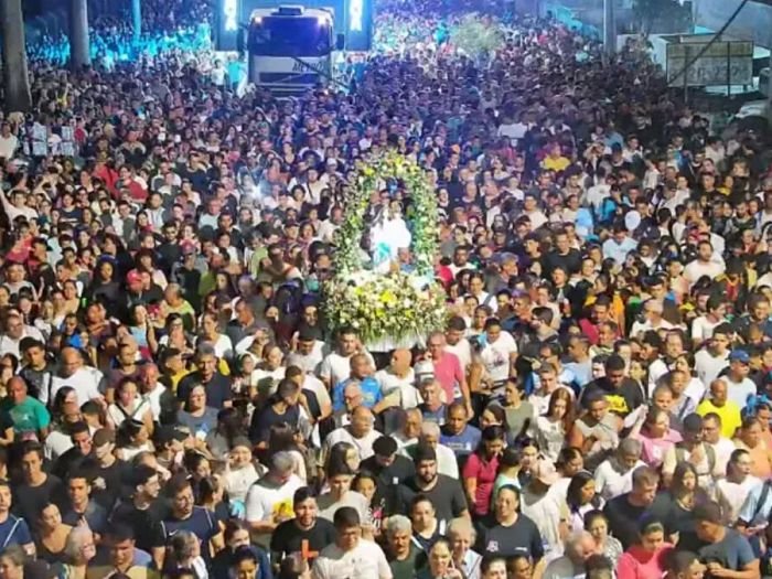 romaria-da-penha-leva-fieis-para-13-km-de-procissa0017682000202411241142-1 (1)