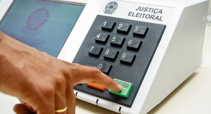 DemonstraÁ¿o do uso da urna eletrÙnica para as eleiÁ¿es de 2006.