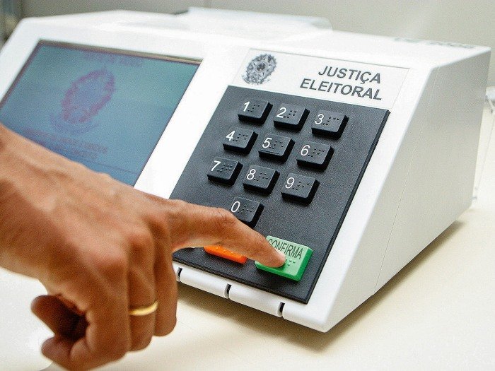 DemonstraÁ¿o do uso da urna eletrÙnica para as eleiÁ¿es de 2006.