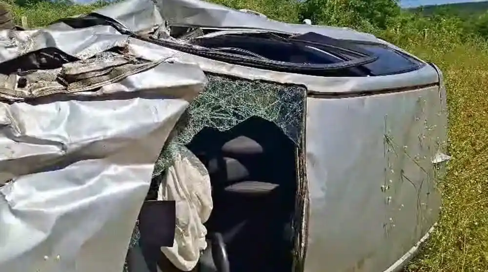 Carro capota em curva e deixa um morto e um ferido em rodovia, no Sertão da Paraíba