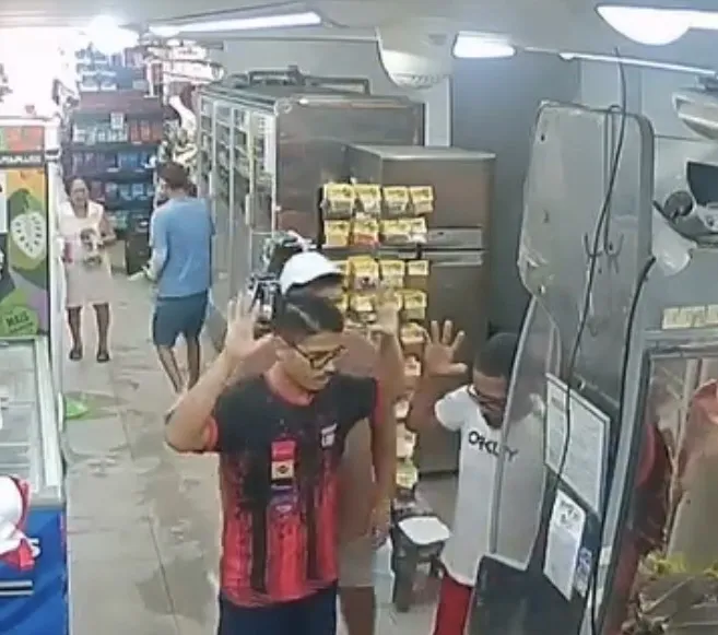 Indivíduos armados rendem vítimas durante assalto a mercadinho em João Pessoa