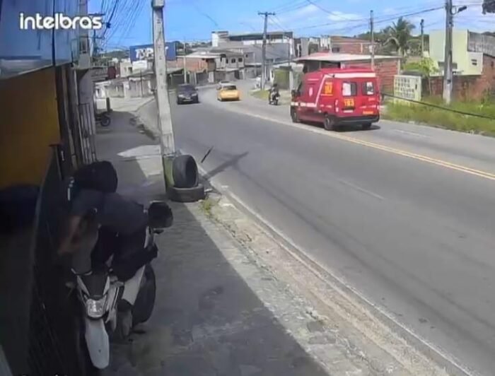 Motociclista sofre queda grave em colisão com grade ao invadir calçada no Cuiá